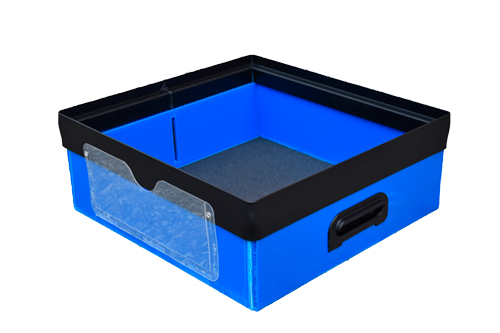 Caja a medida en polipropileno azul con porta-etiquetas para logística.